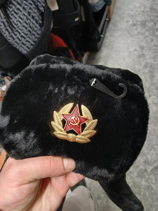 Čepice, srp a kladivo, prodej