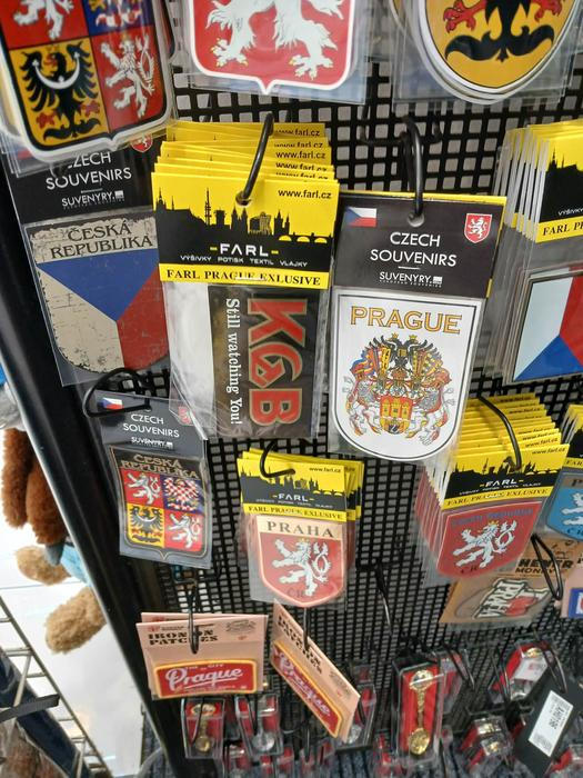 Čepice, srp a kladivo, prodej