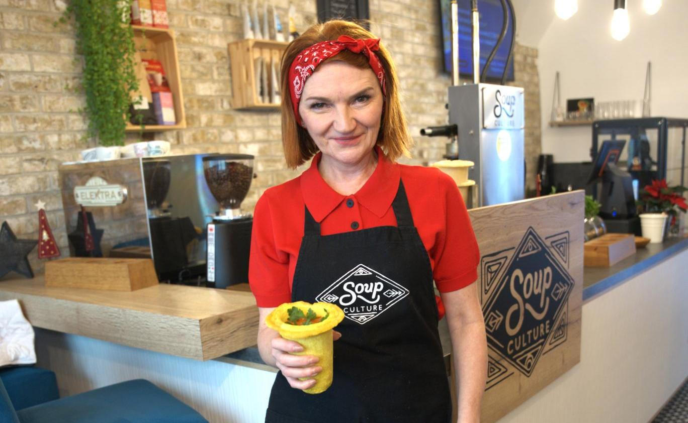 Lidiya Hrechanyuk v centru Českých Budějovic rozjela úspěšnou polévkárnu s jedlými kelímky.