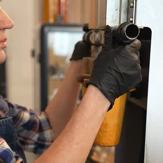 Kelímky si tu dělají sami.