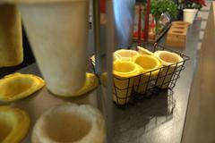 Jedlý kelímek nahrazuje jednorázové obaly, čímž podporuje zero-waste přístup.