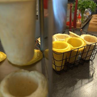 Jedlý kelímek nahrazuje jednorázové obaly, čímž podporuje zero-waste přístup.