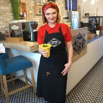 Lidiya Hrechanyuk v centru Českých Budějovic rozjela úspěšnou polévkárnu s jedlými kelímky.