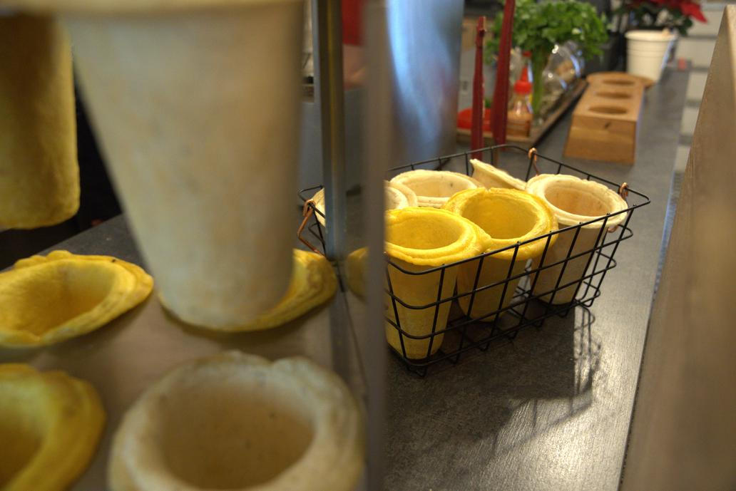 Jedlý kelímek nahrazuje jednorázové obaly, čímž podporuje zero-waste přístup.