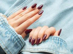 Granátové nehty: odstín, který v roce 2026 sesadí z trůnu vínovou klasiku