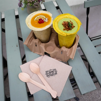 Denní nabídka obvykle zahrnuje dvě stálice a dvě sezónní polévky.