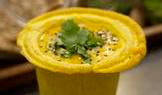 Polévka v kurkumovém jedlém kelímku, který je oblíbeným bestsellerem.
