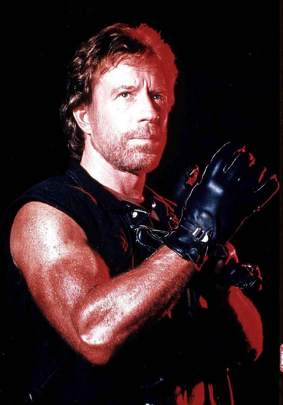 Chuck Norris jako plukovník Scott McCoy v akčním filmu Delta Force 2: Kolumbijská spojka (1990)
