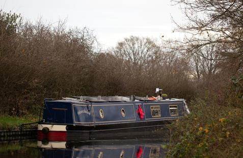 Tish a Josh, pětatřicátníci z Británie, vyměnili na začátku roku 2024 tradiční bydlení za 17metrový hausbót, aby unikli neustále rostoucím nájmům. 