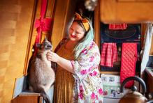 Tish a Josh, pětatřicátníci z Británie, vyměnili na začátku roku 2024 tradiční bydlení za 17metrový hausbót, aby unikli neustále rostoucím nájmům. 