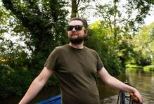 Tish a Josh, pětatřicátníci z Británie, vyměnili na začátku roku 2024 tradiční bydlení za 17metrový hausbót, aby unikli neustále rostoucím nájmům. 