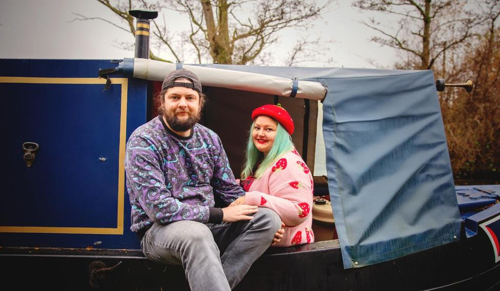 Tish a Josh, pětatřicátníci z Británie, vyměnili na začátku roku 2024 tradiční bydlení za 17metrový hausbót, aby unikli neustále rostoucím nájmům. 