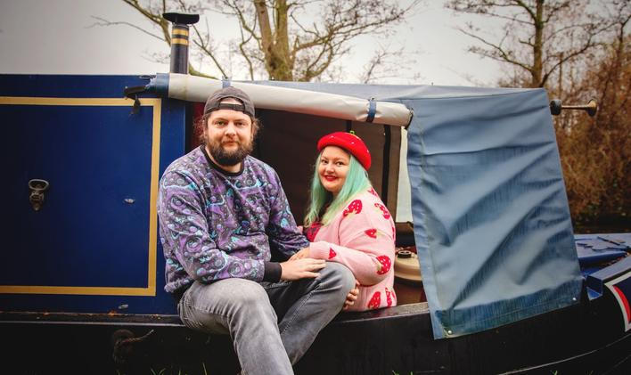 Tish a Josh, pětatřicátníci z Británie, vyměnili na začátku roku 2024 tradiční bydlení za 17metrový hausbót, aby unikli neustále rostoucím nájmům. 