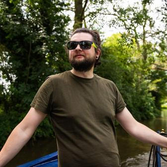 Tish a Josh, pětatřicátníci z Británie, vyměnili na začátku roku 2024 tradiční bydlení za 17metrový hausbót, aby unikli neustále rostoucím nájmům. 