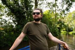 Tish a Josh, pětatřicátníci z Británie, vyměnili na začátku roku 2024 tradiční bydlení za 17metrový hausbót, aby unikli neustále rostoucím nájmům. 