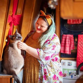 Tish a Josh, pětatřicátníci z Británie, vyměnili na začátku roku 2024 tradiční bydlení za 17metrový hausbót, aby unikli neustále rostoucím nájmům. 