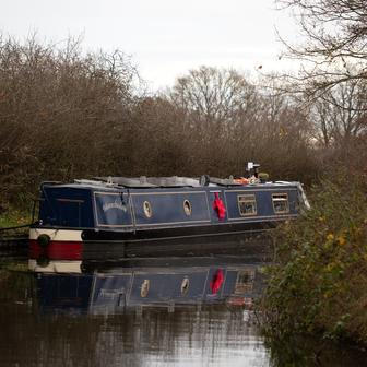 Tish a Josh, pětatřicátníci z Británie, vyměnili na začátku roku 2024 tradiční bydlení za 17metrový hausbót, aby unikli neustále rostoucím nájmům. 
