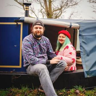 Tish a Josh, pětatřicátníci z Británie, vyměnili na začátku roku 2024 tradiční bydlení za 17metrový hausbót, aby unikli neustále rostoucím nájmům. 