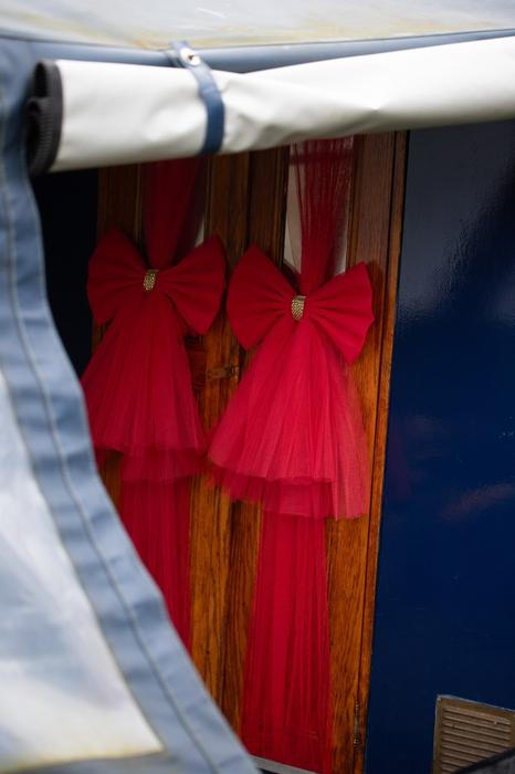 Tish a Josh, pětatřicátníci z Británie, vyměnili na začátku roku 2024 tradiční bydlení za 17metrový hausbót, aby unikli neustále rostoucím nájmům. 