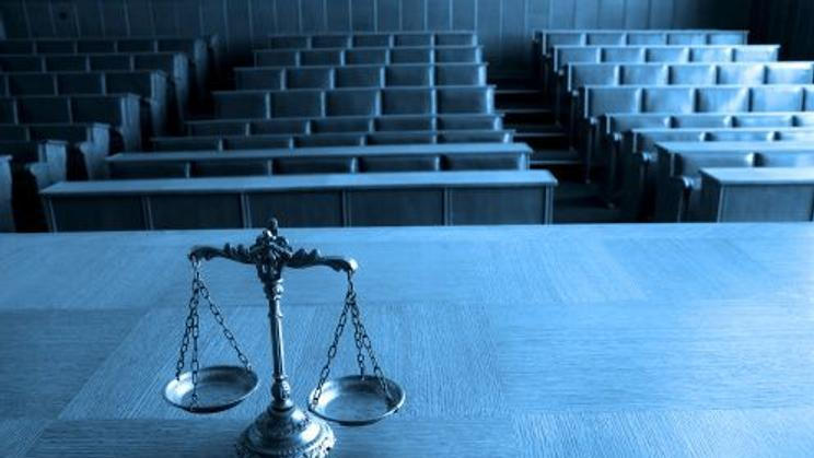 Justice, soud, soudní síň, soudní jednání, rozsudek, policejní pouta, spravedlnost, zákon, váhy, ilustrační foto