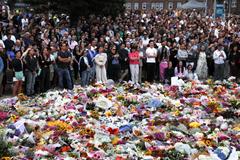 Austrálie v pondělí oznámila zpřísnění zákonů o zbraních poté, co se vzpamatovává z nejhoršího masakru za téměř 30 let.