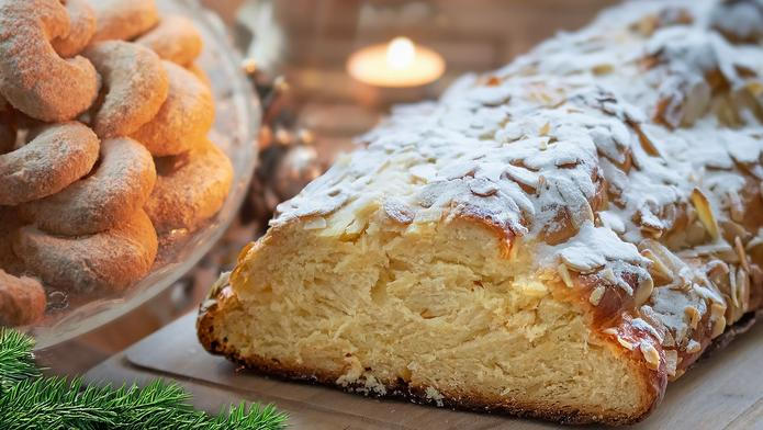 Vánočka a rohlíčky. Ilustrační foto.