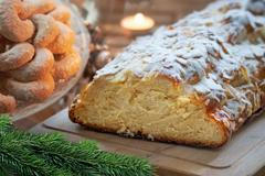 Vánočka a rohlíčky. Ilustrační foto.