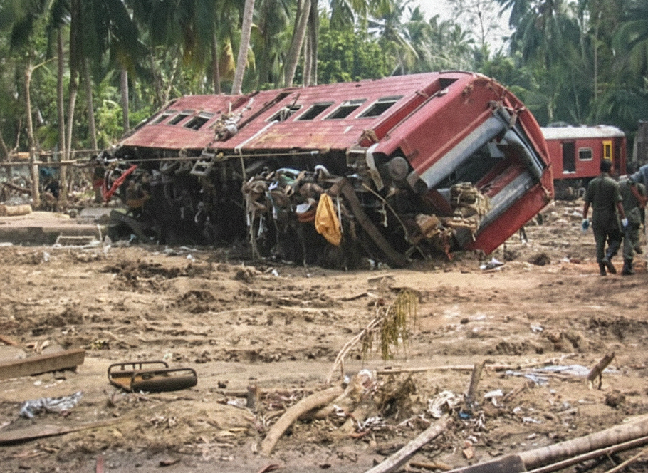 Poškozený vagon osobního vlaku Královna moře po tsunami, vesnice Peraliya u Telwatty, Srí Lanka, 26. prosince 2004.