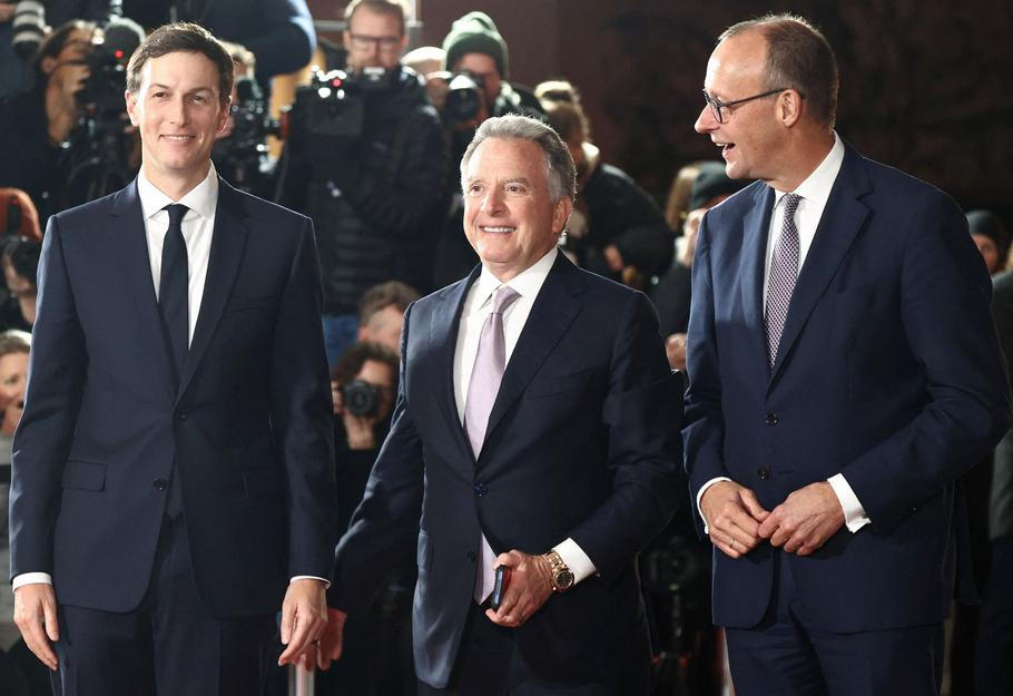 Meeting with European heads of state and government, together with representatives of the EU and NATO, at the Chancellery in Berlin
