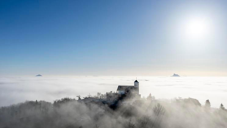 hora Komáří hůrka, hotel Komáří vížka, lanovka, Krušné hory, mlha, inverze, inverzní počasí