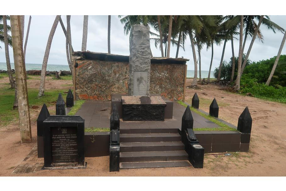 Památník obětem katastrofy vlaku Královna moře s hromadným hrobem 1 270 lidí. Peraliya u Hikkaduwy, jihozápadní pobřeží Srí Lanky, 17. května 2018.