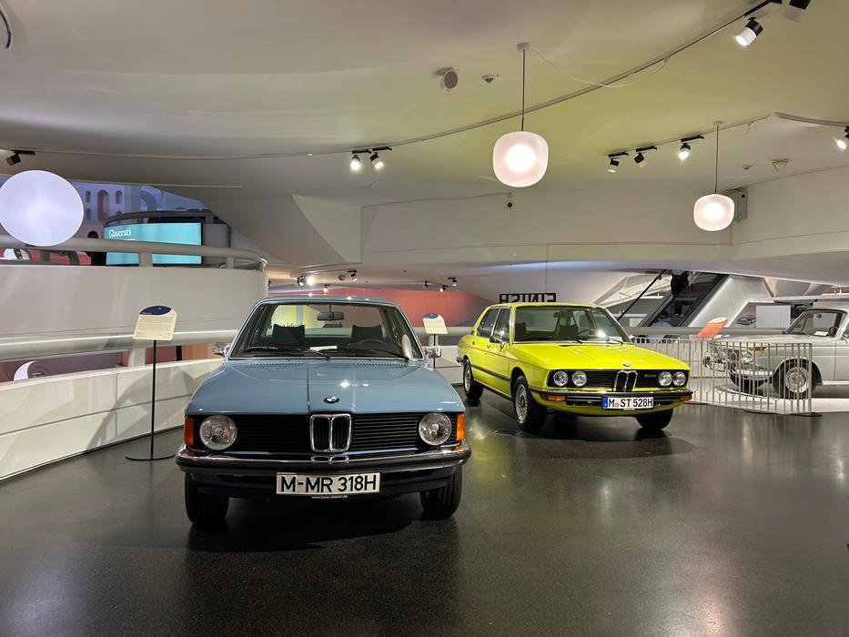 Zde řada 3 (modrá) a 5 (žlutá vzadu) pospolu. Pětka vycházela z designu konceptu Garmisch Marcella Gandinio. Jako hlavní designér je ale pod vzhledem auta podepsaný Paul Bracq, tehdejší šéfdesignér BMW. Vliv Garmische je ale evidentní, a to i v interiéru.