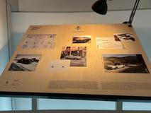 Jsou tu k vidění skici, fotografie, vizualizace nápadů i v detailu, Takové materiály nejsou na internetu běžně k sehnání.