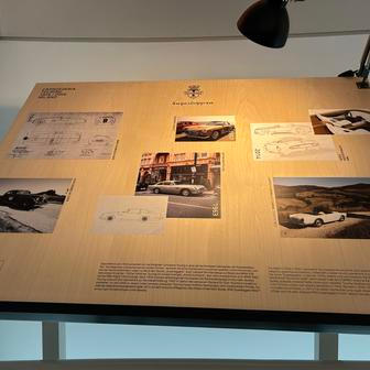 Jsou tu k vidění skici, fotografie, vizualizace nápadů i v detailu, Takové materiály nejsou na internetu běžně k sehnání.