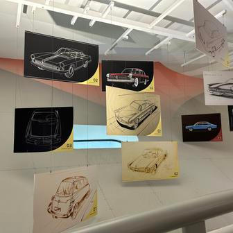 Skici konceptů, které visí ve vzduchu, když návštěvník stoupá v budově muzea v jakémsi šneku vzhůru.