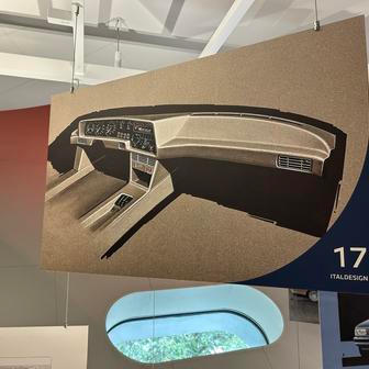 Výstava je unikátní nejen tím, jaké vozy se tu vystavují, ale také podrobným popisem jednotlivých design studií či samotných designérů a jejich konkrétních návrhů.