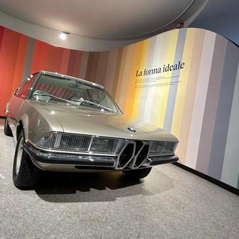 Bezesporu nejvýraznějším „bavorákem“ v italském kabátě je BMW Garmisch navržené legendárním italským designérem Marcellem Gandinim pro karosárnu Bertone.