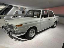 BMW 1800 TI/SA se zařadilo do rodiny modelů 1500, tedy „Neue klasse“, neboli „Nová třída“. Navrhl ji Giovanni Michelotti.