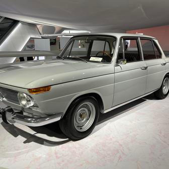 BMW 1800 TI/SA se zařadilo do rodiny modelů 1500, tedy „Neue klasse“, neboli „Nová třída“. Navrhl ji Giovanni Michelotti.