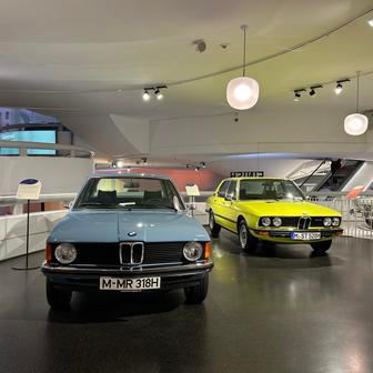 Zde řada 3 (modrá) a 5 (žlutá vzadu) pospolu. Pětka vycházela z designu konceptu Garmisch Marcella Gandinio. Jako hlavní designér je ale pod vzhledem auta podepsaný Paul Bracq, tehdejší šéfdesignér BMW. Vliv Garmische je ale evidentní, a to i v interiéru.