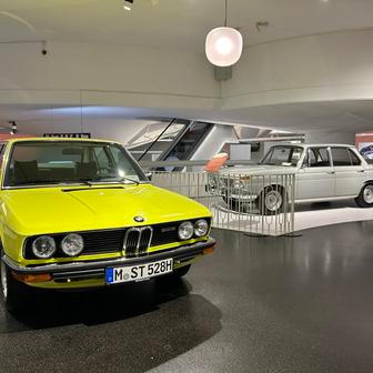 Jako hlavní designér je ale pod vzhledem auta podepsaný Paul Bracq, tehdejší šéfdesignér BMW. Vliv Garmische je ale evidentní, a to i v interiéru.