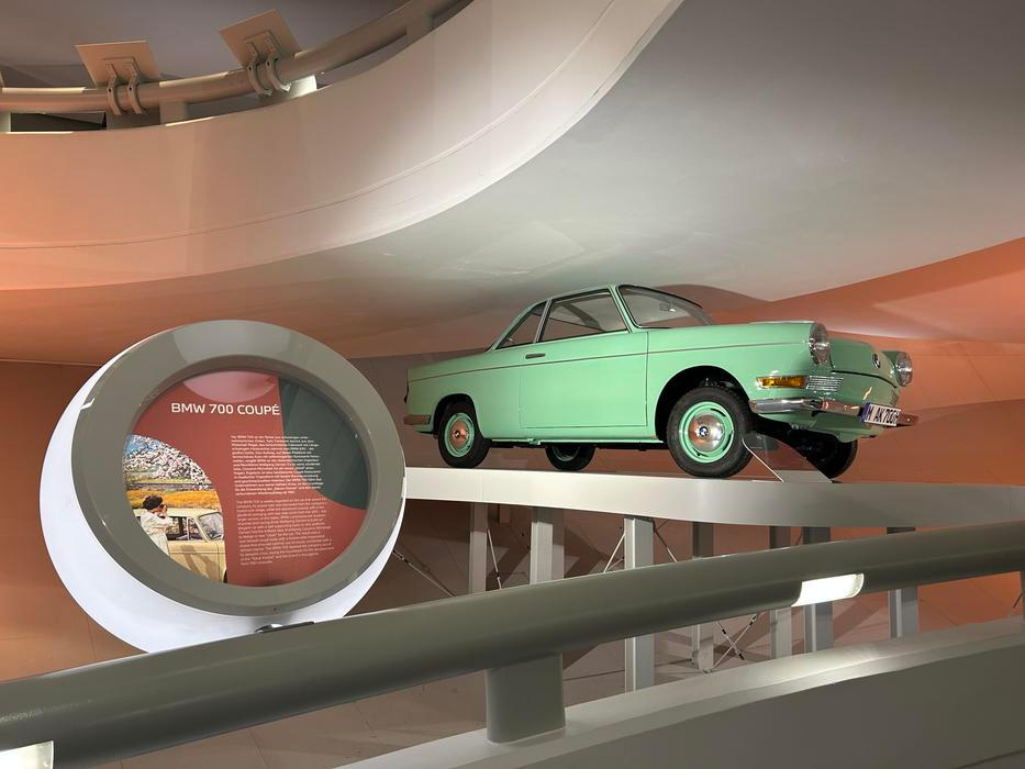 BMW 700 coupé bylo dílem designéra Giovanniho Michelottiho, který ostatně navrhl i koncept BMW 1500, z něhož vznikla celá Neue klasse.