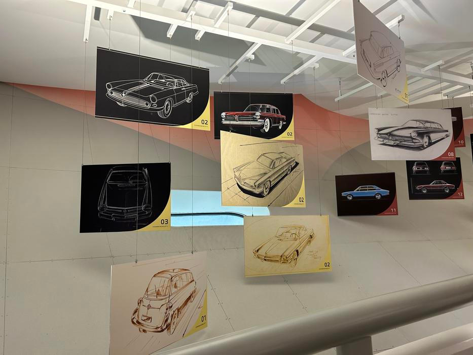 Skici konceptů, které visí ve vzduchu, když návštěvník stoupá v budově muzea v jakémsi šneku vzhůru.