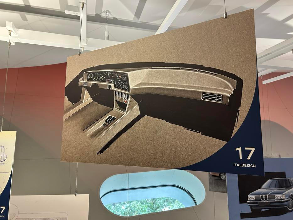 Výstava je unikátní nejen tím, jaké vozy se tu vystavují, ale také podrobným popisem jednotlivých design studií či samotných designérů a jejich konkrétních návrhů.