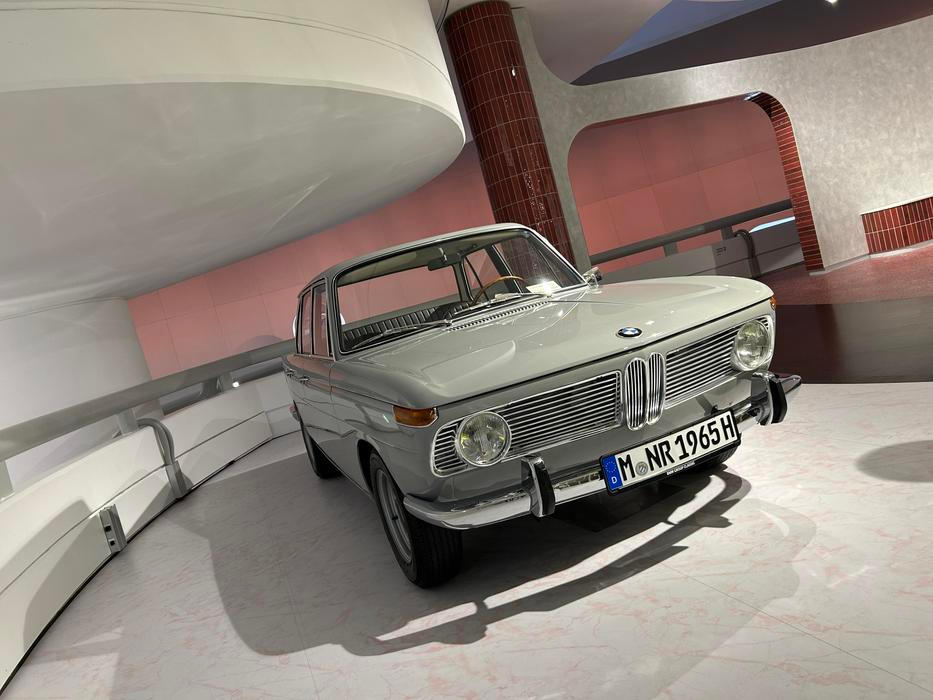 Model 1800 TI/SA byla homologační závodní verze sportovního sedanu s výkonem 130 koní, kdy TI znamená Turismo Internazionale a SA Special edition. Vzniklo 200 kusů. Vůz se stal základem pro budoucí sportovní vozy BMW.