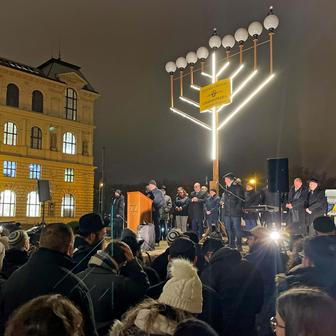 Chanuka: světlo radosti v moři slz