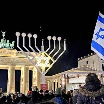 Chanuka: světlo radosti v moři slz