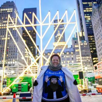 Chanuka: světlo radosti v moři slz