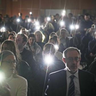 Chanuka: světlo radosti v moři slz