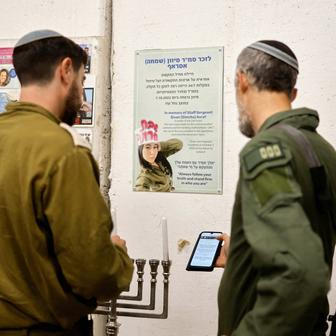 Chanuka: světlo radosti v moři slz